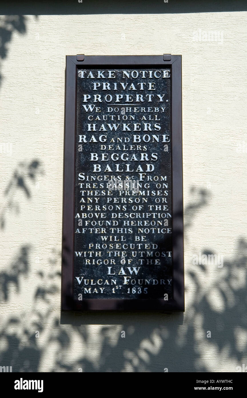 Villaggio locale segno di avvertimento da leggi che all interno del villaggio Foto Stock