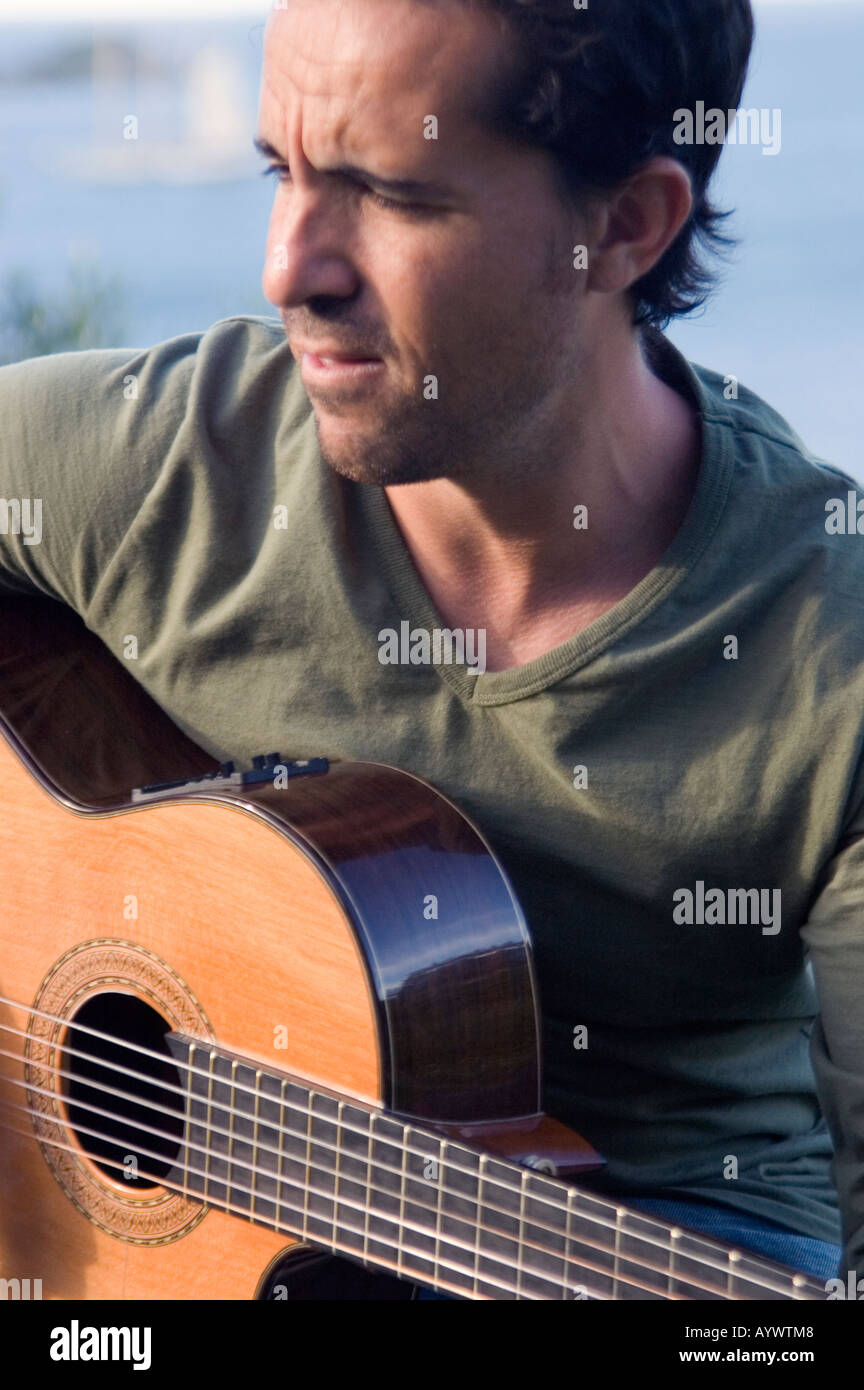 Uomo spagnolo suonare la chitarra classica Foto Stock
