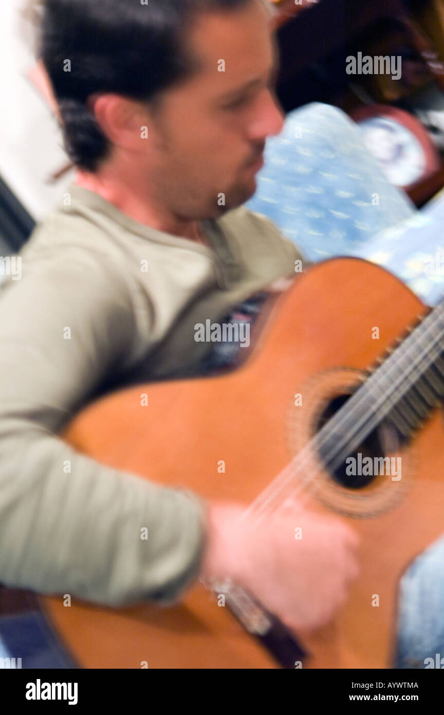 Uomo spagnolo suonare la chitarra classica Foto Stock