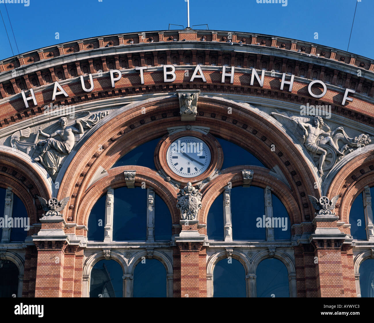 Fassade des Hauptbahnhofs, Bahnhofsuhr, Brema, Weser Foto Stock