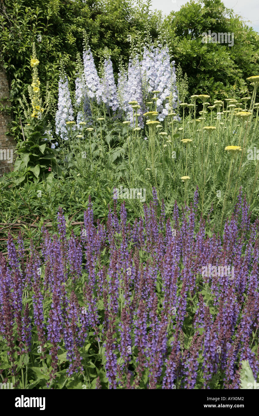 Alcuni dei migliori Herbaceous borders nel paese a Giardini Waterperry ex scuola di Orticoltura delle donne, Foto Stock