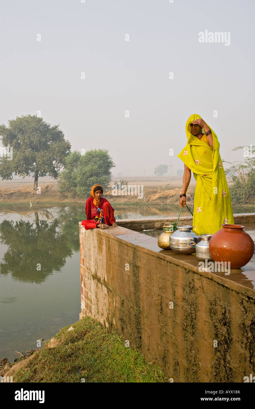 Donna il recupero di acqua nel Rajasthan, India, Asia Foto Stock