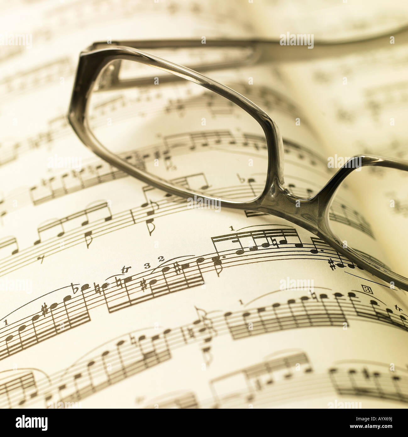 Bicchieri in un libro di musica Foto Stock