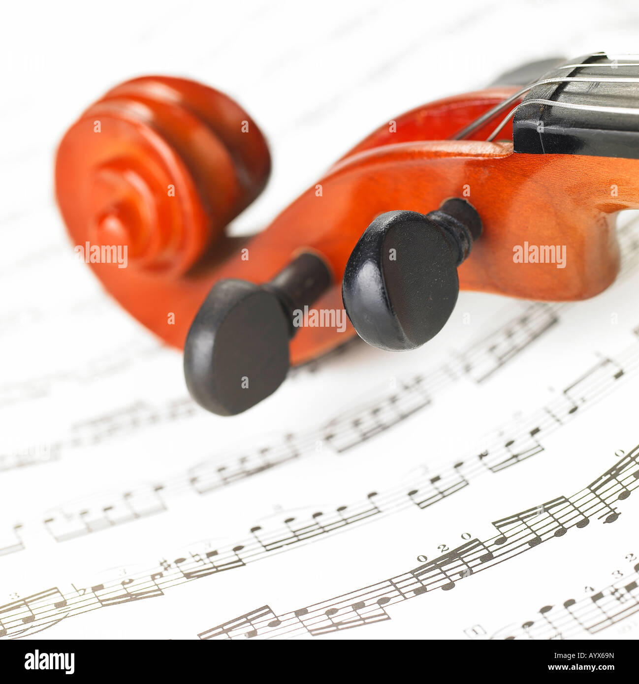 Il violino sul libro di musica Foto Stock