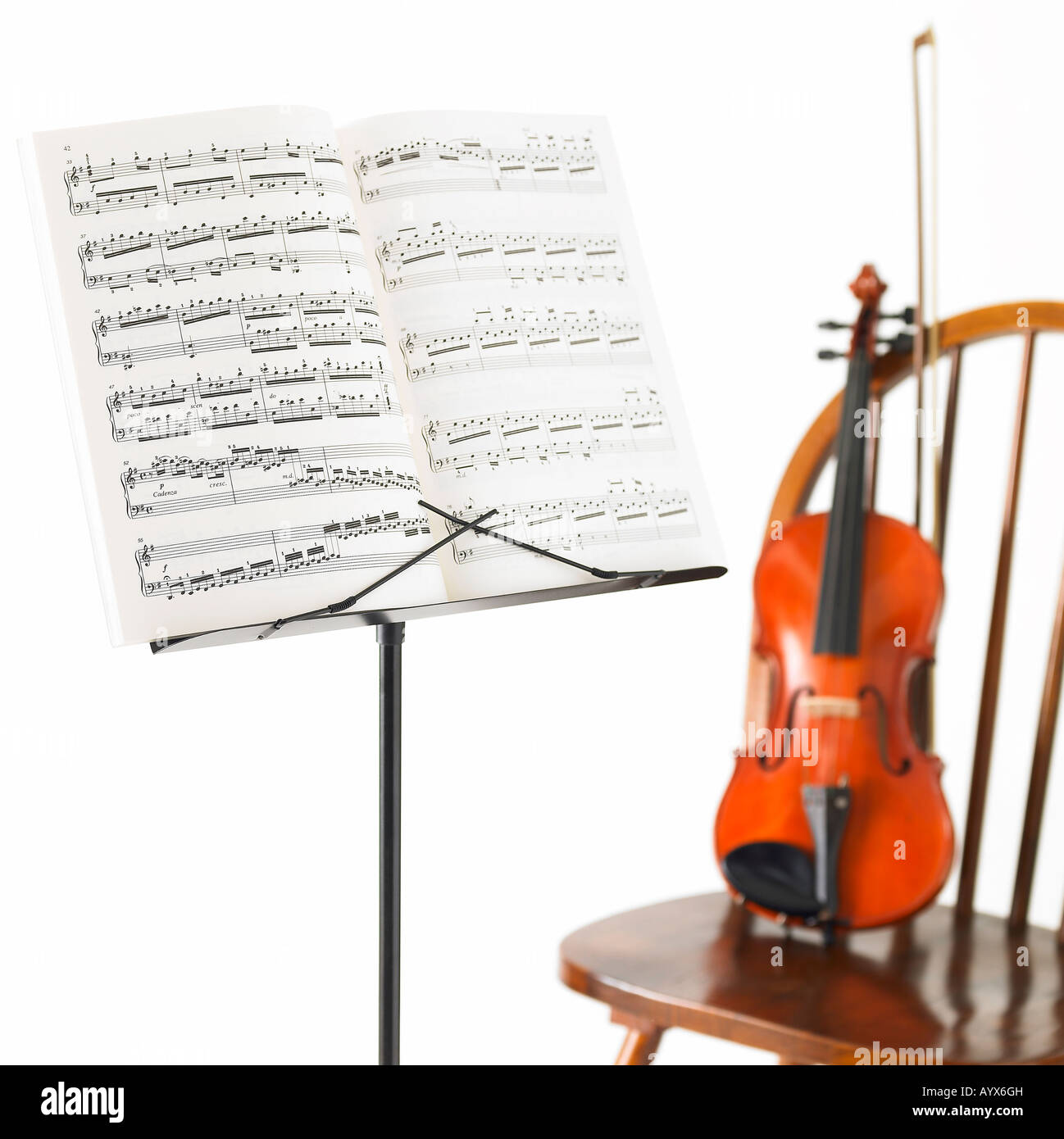 Spartito musicale e violino il music stand Foto Stock