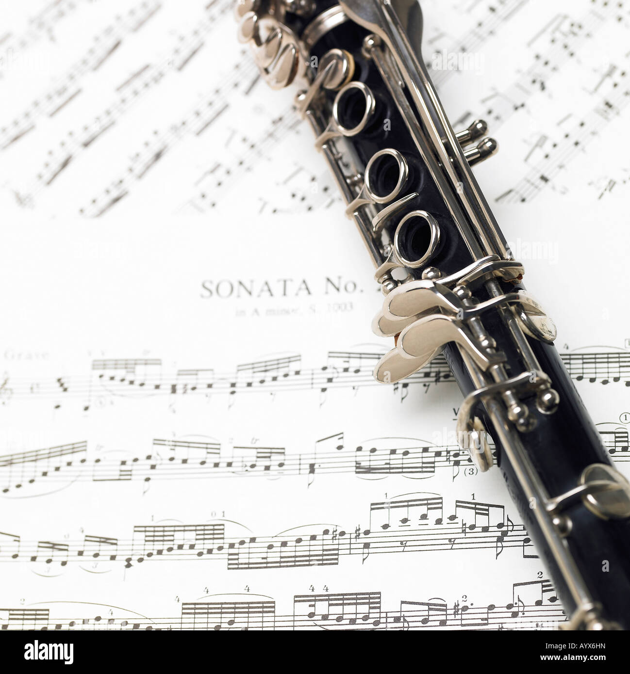 Clarinetto sullo spartito musicale Foto Stock