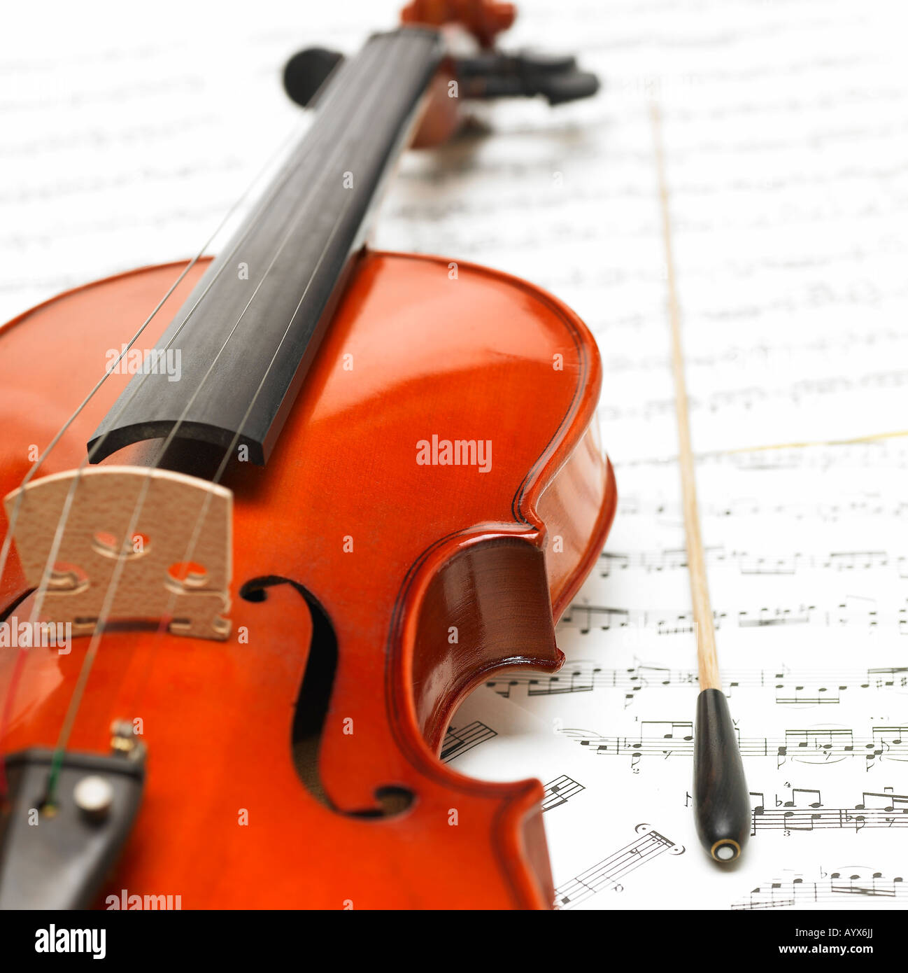 Baton e violino sul punteggio muscial Foto Stock