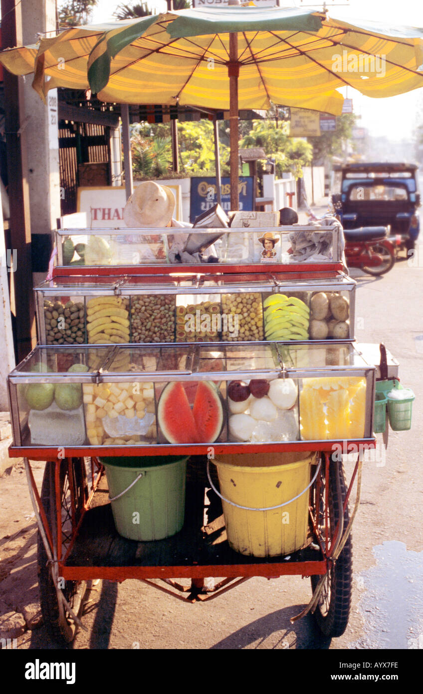 Stallo Mobile vendono frutta fresca insalata su strade di Bangkok in Thailandia Foto Stock