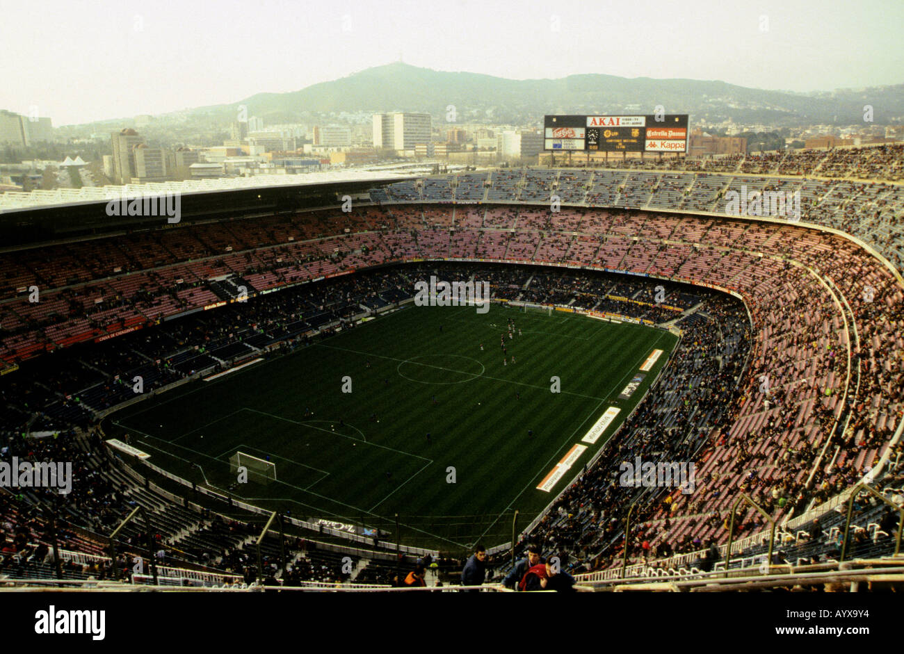 Camp Nou con la sua capacità di 100.000 è la casa per il FC Barcelona e il più  grande stadio di calcio in Europa Foto stock - Alamy