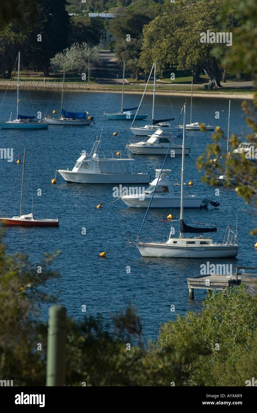 Tranquillo paesaggio di imbarcazioni ormeggiate lungo il fiume Swan di Perth, Western Australia Foto Stock