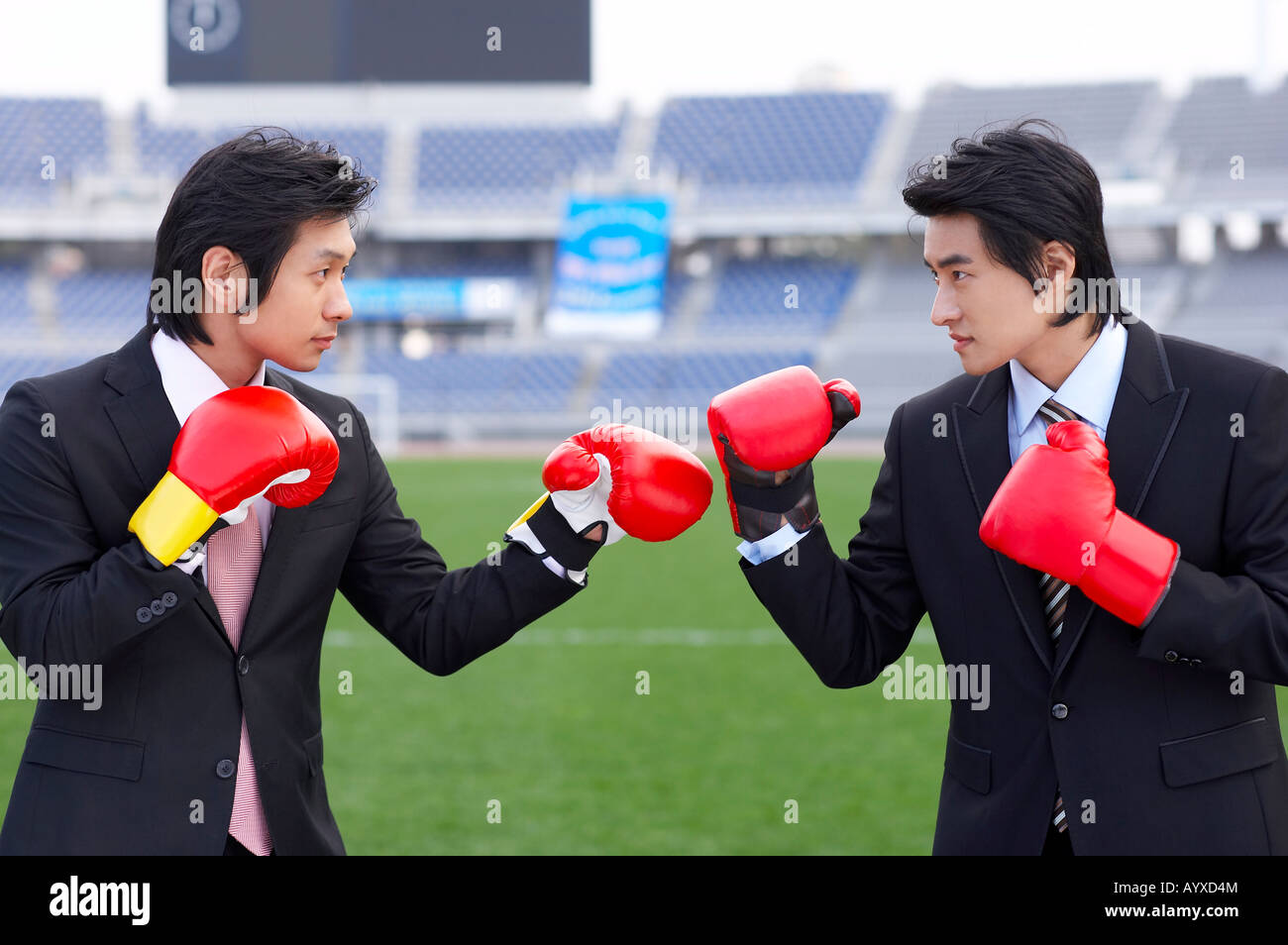 Due uomini hanno posato con la messa sul guanto di boxe Foto Stock