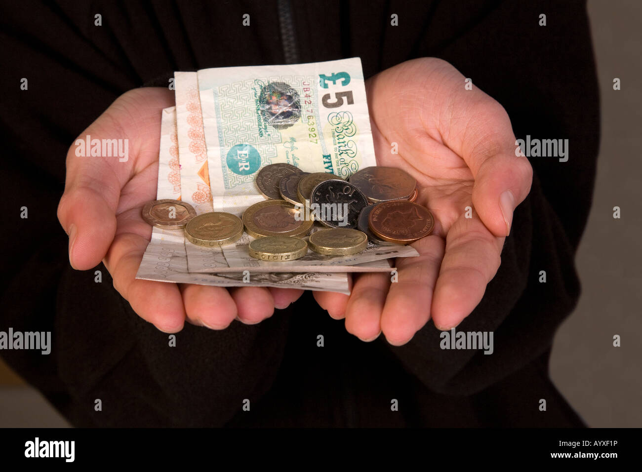 British contanti in mani Foto Stock