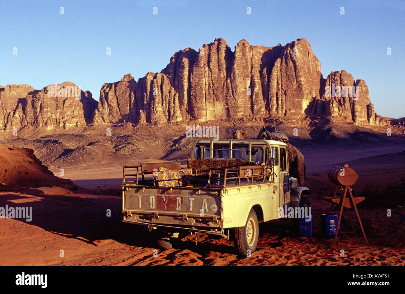 Il paesaggio del deserto con Toyota Land Rover carrello e camel Wadi Rum Giordania Foto Stock