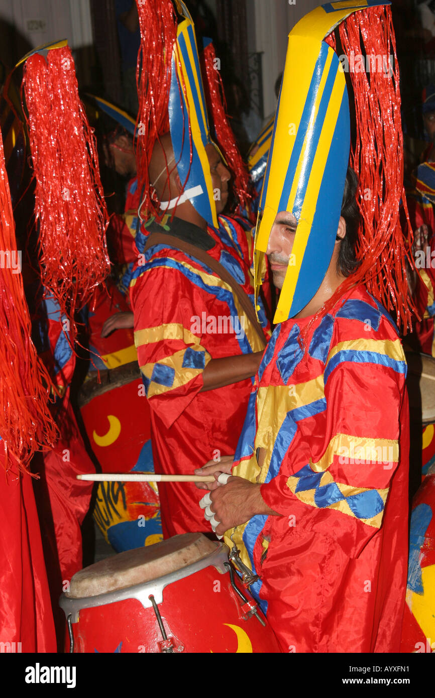 Drumer in una comparsa durante il famoso Desfile de Llamadas nel carnevale nelle strade di Montevideo Uruguay Foto Stock