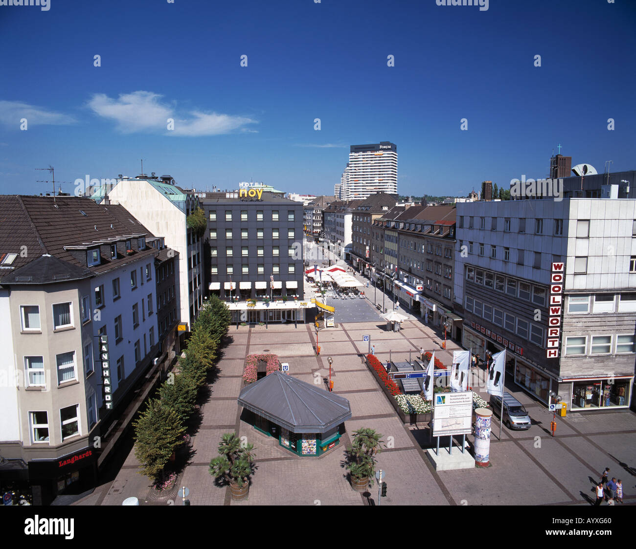 Fussgaengerzone Schlossstrasse, Einkaufsstrasse, Strassencafes, Hochhaus des Einkaufszentrum Forum, Muelheim an der Ruhr, Ruhrgebiet, Nordrhein-Westfa Foto Stock