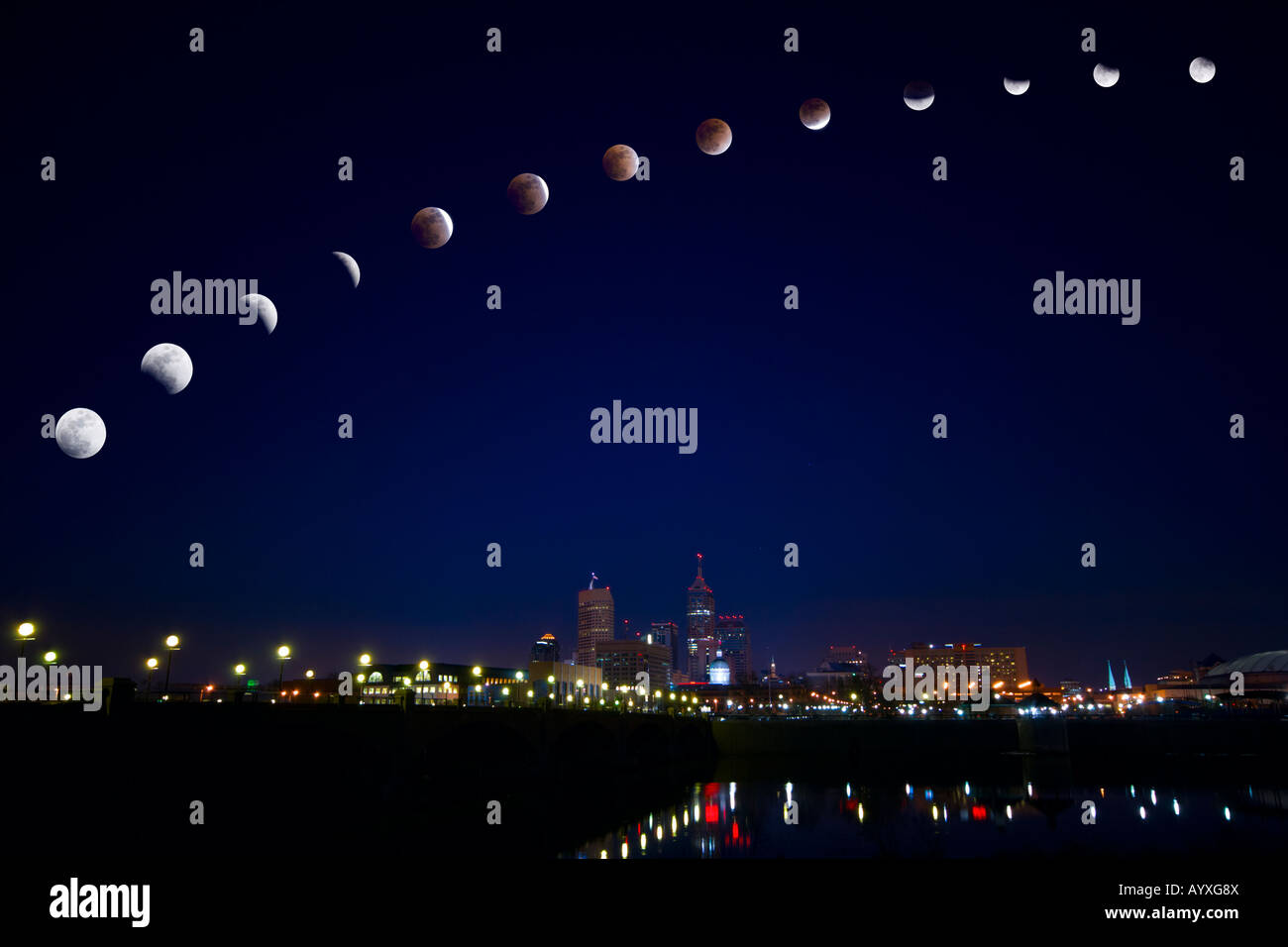 Lunar Eclipse in città Foto Stock