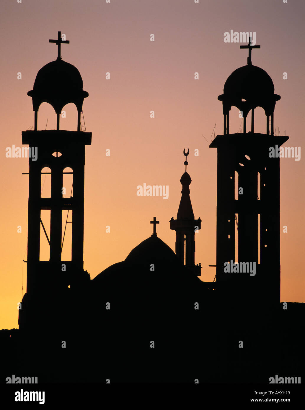 Koptische Kirche und Minarett Abendhimmel vor, Sonnenuntergang, Silhouette, Schattenriss Foto Stock