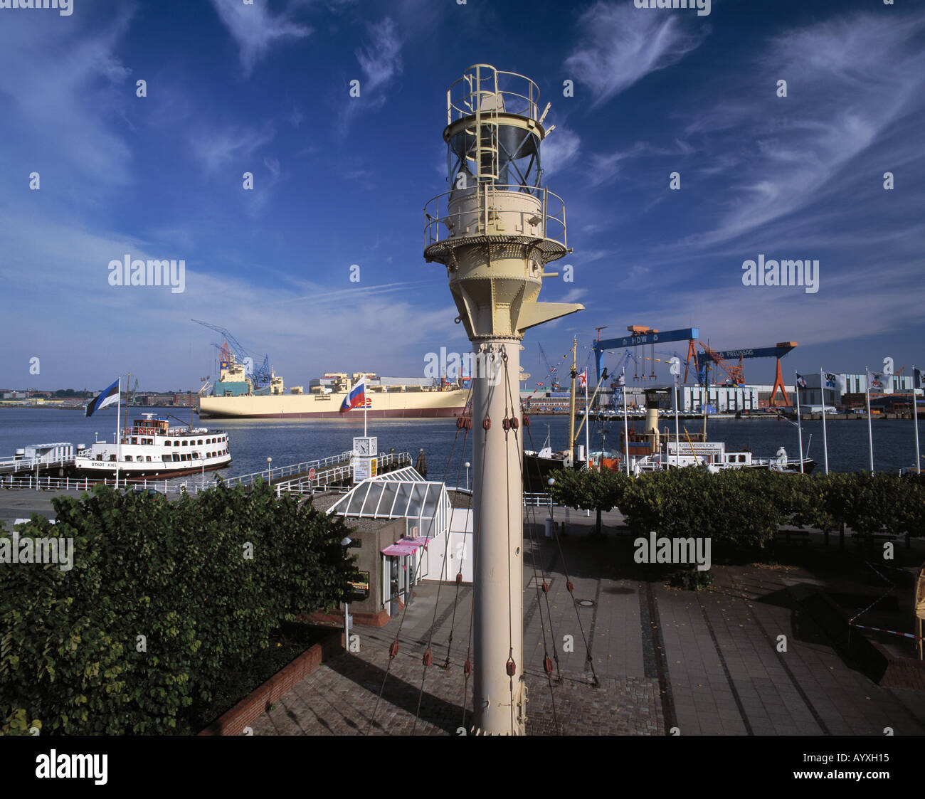 Museumsbruecke mit Leuchtturm des Schiffahrtsmuseums, Schiffe, HDW-Werft, Kiel, Kieler Foerde, Ostsee, Schleswig-Holstein Foto Stock