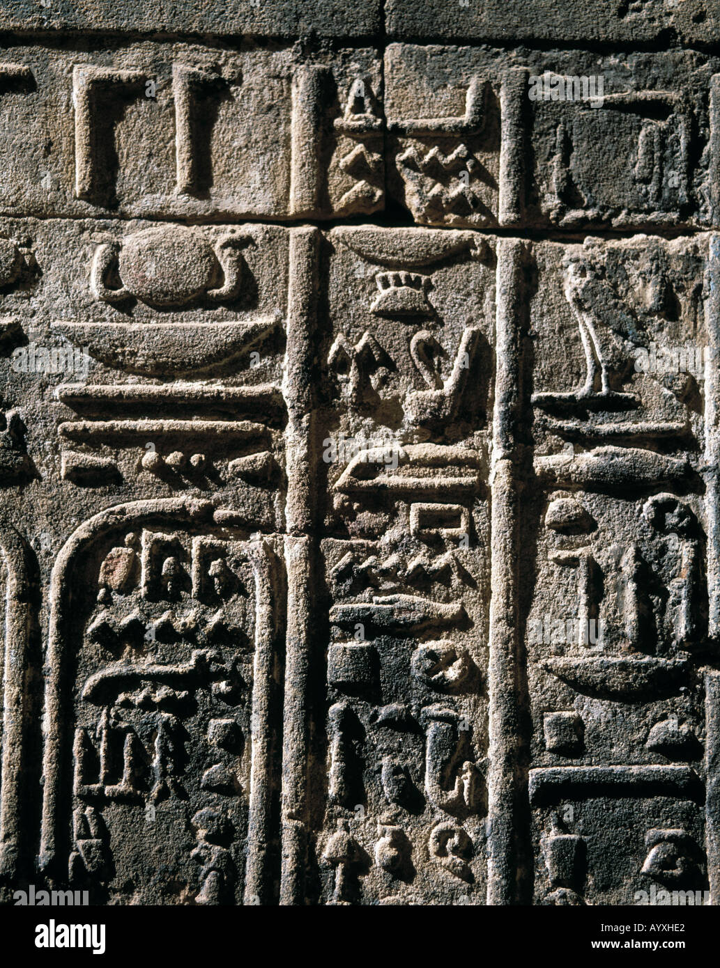 Horustempel, Ausgrabungen, Ausgrabungsstaette, Wandrelief, Hieroglyphen, Edfu, Oberaegypten Foto Stock