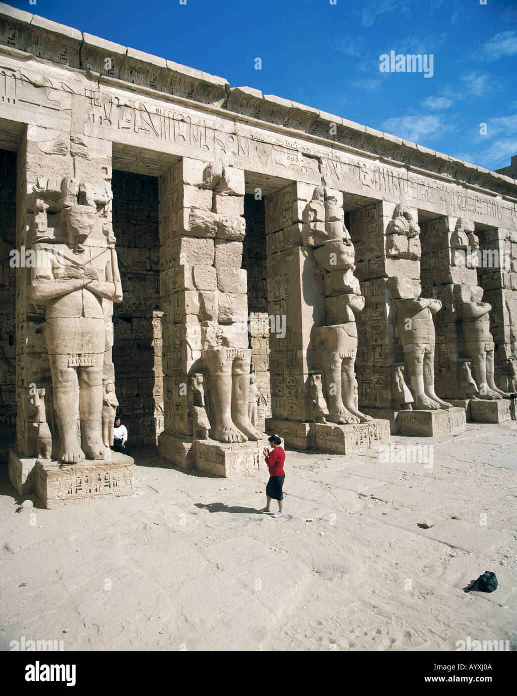 Osirisstatuen am Ramses-Tempel Medinet Habu, Tempelanlage, Ausgrabungen, Ausgrabungsstaette, Theben-West, Oberaegypten Foto Stock