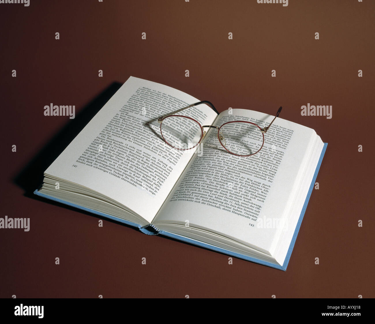 Libro aperto, un paio di occhiali Foto Stock
