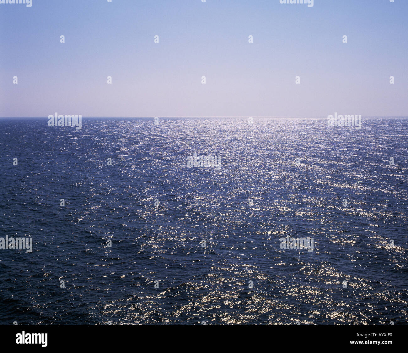 Meer, Ozean, Horizont, Sonne spiegelt sich im Wasser, Spiegelung im Wasser, Lichtreflexe auf Wasseroberflaeche, blau und silbergrau gefaerbte vedere Foto Stock