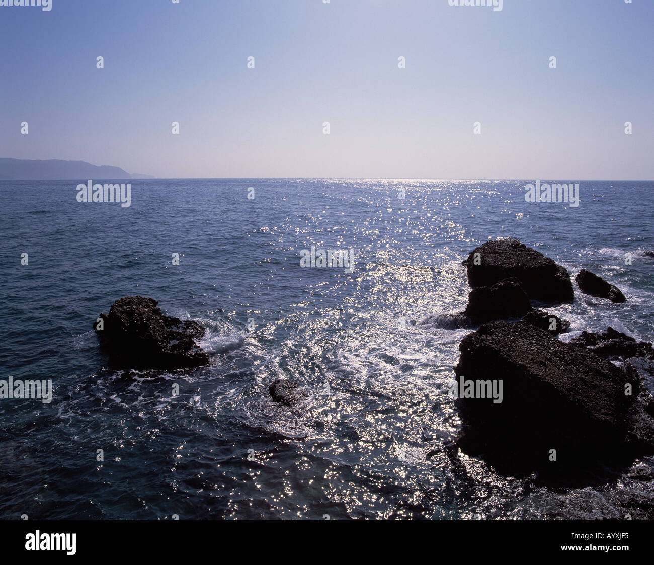 Meer, Ozean, Horizont, Felsen in der Brandung, Sonne spiegelt sich im Wasser, blau und silbergrau gefaerbte vedere Foto Stock