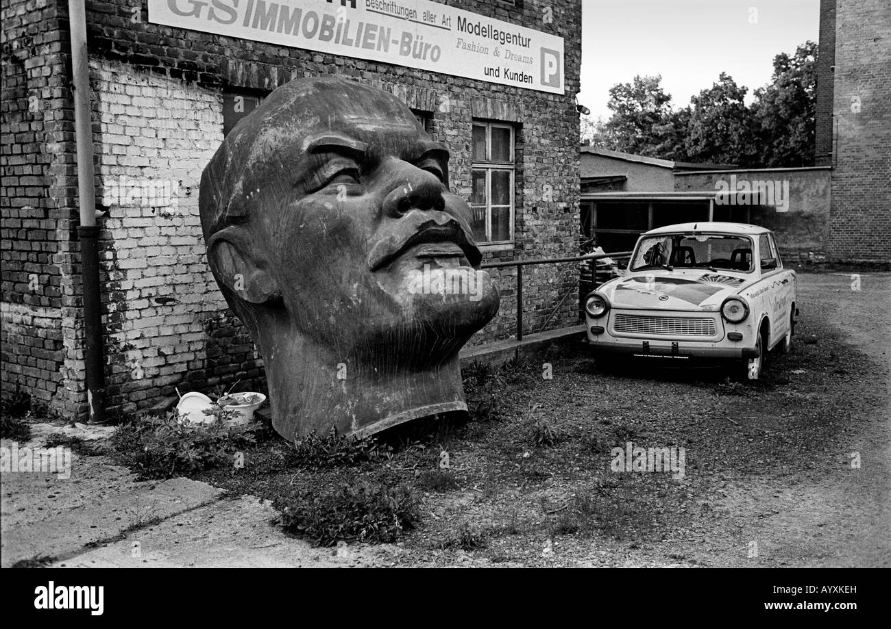 Germania testa di Lenin e una Trabant vettura a Nordhausen nella ex DDR 2008 Foto Stock