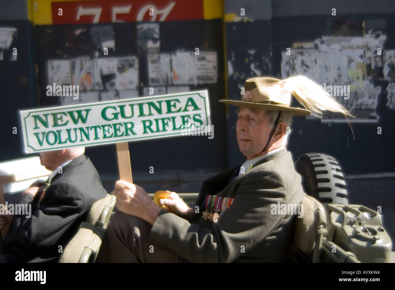 Membro della Nuova Guinea fucili di volontariato in Slouch cappello e degli  uccelli del paradiso pennacchio di piume Foto stock - Alamy