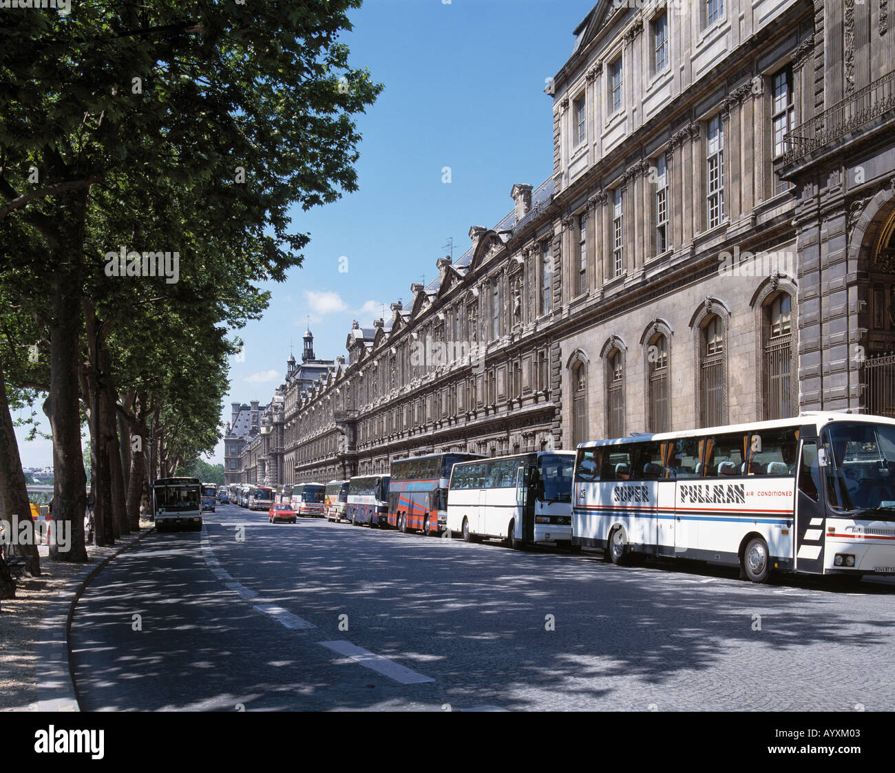 Viele Touristenbusse vor dem museo del Louvre a Parigi Foto Stock