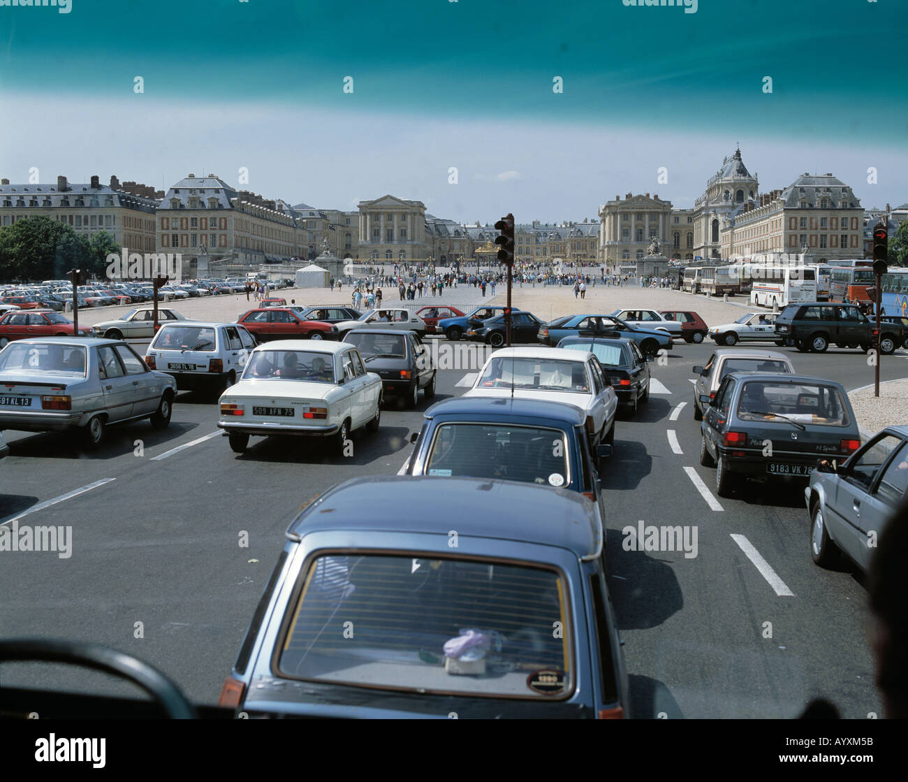 Miglior Autoverkehr vor dem Schloss in Versailles, Seine-et-Oise, Blick durch gefaerbte Windschutzscheibe eines autobus, getoente Sonnenschutzschei Foto Stock