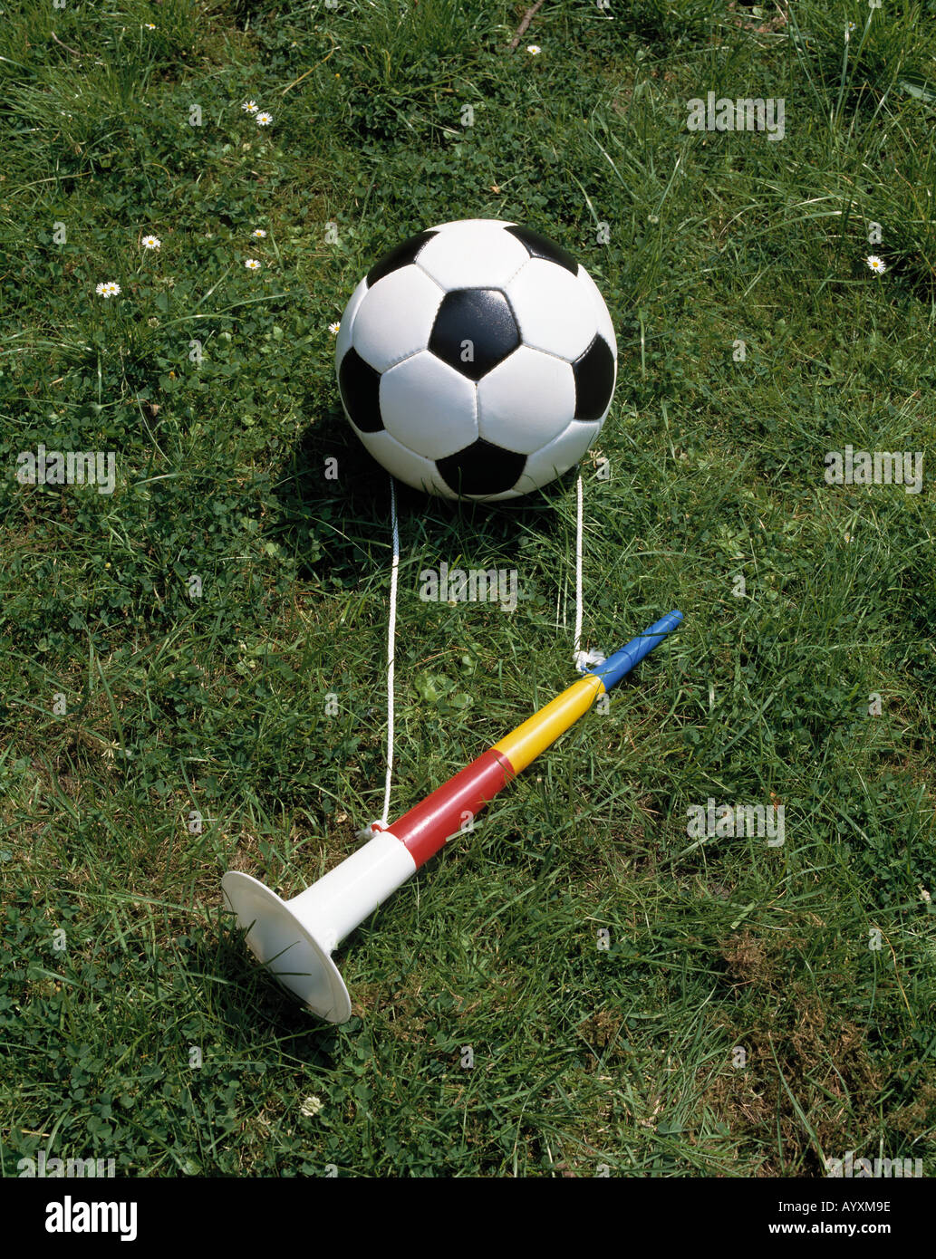 Sport, calcio, pallone con tromba, simbolico fotografia Foto Stock