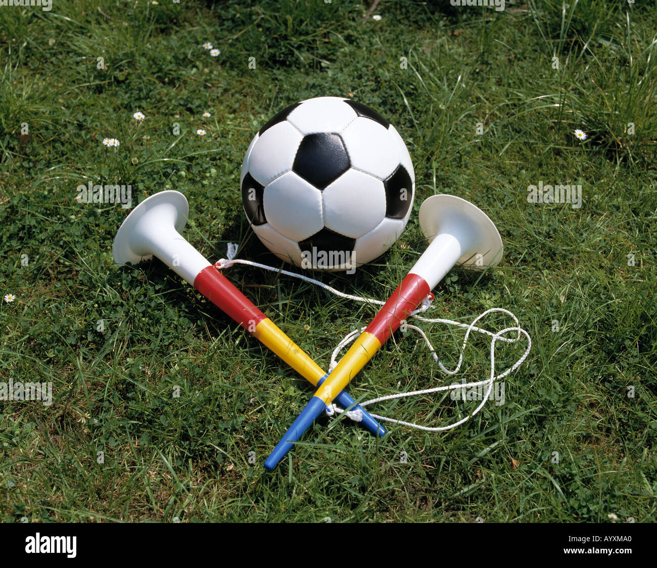Sport, calcio, pallone con due trombe, simbolico fotografia Foto Stock
