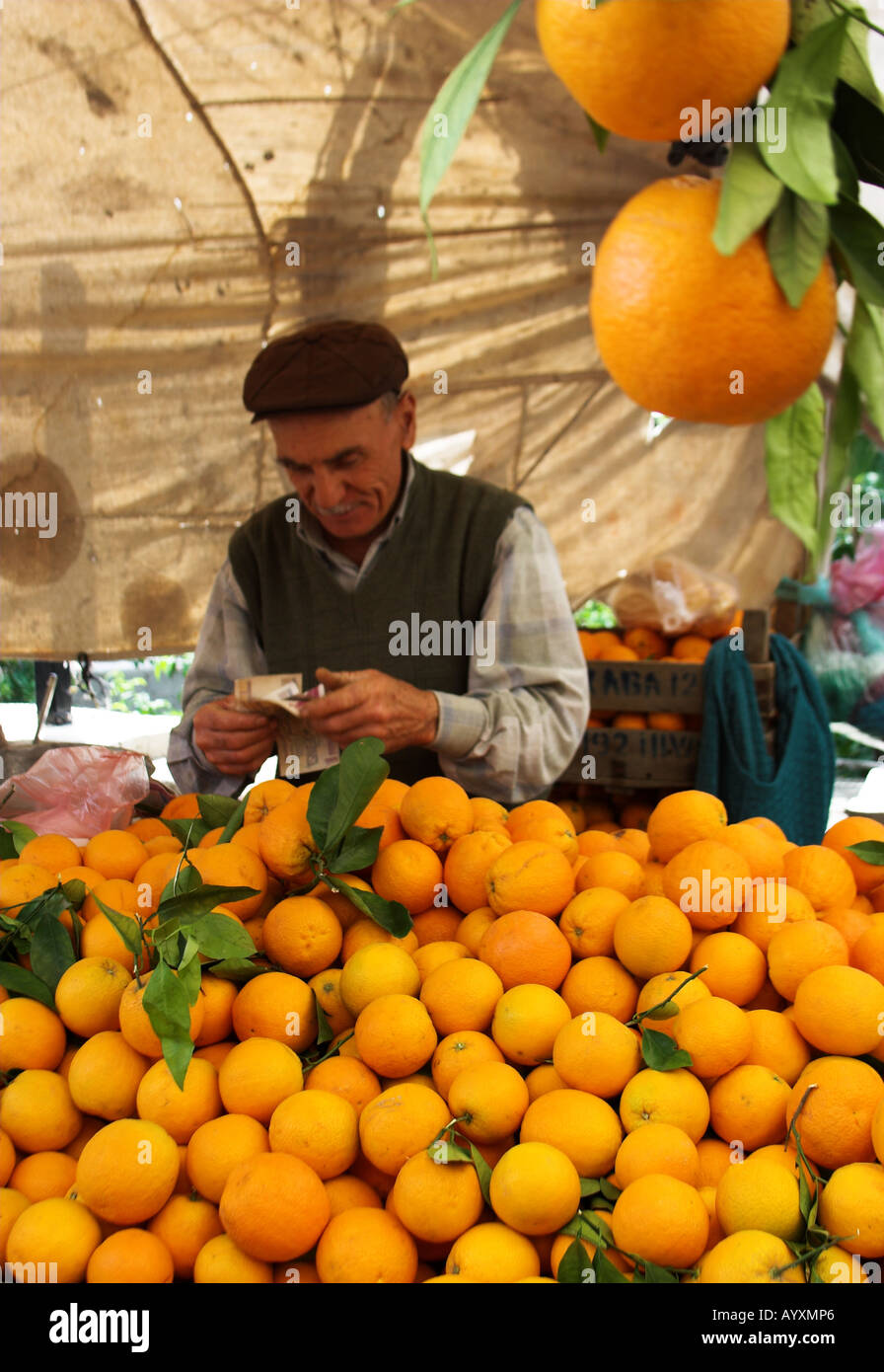 Un bagno turco di frutta fresca di mercato di vendita di stallo pranges fresco Foto Stock