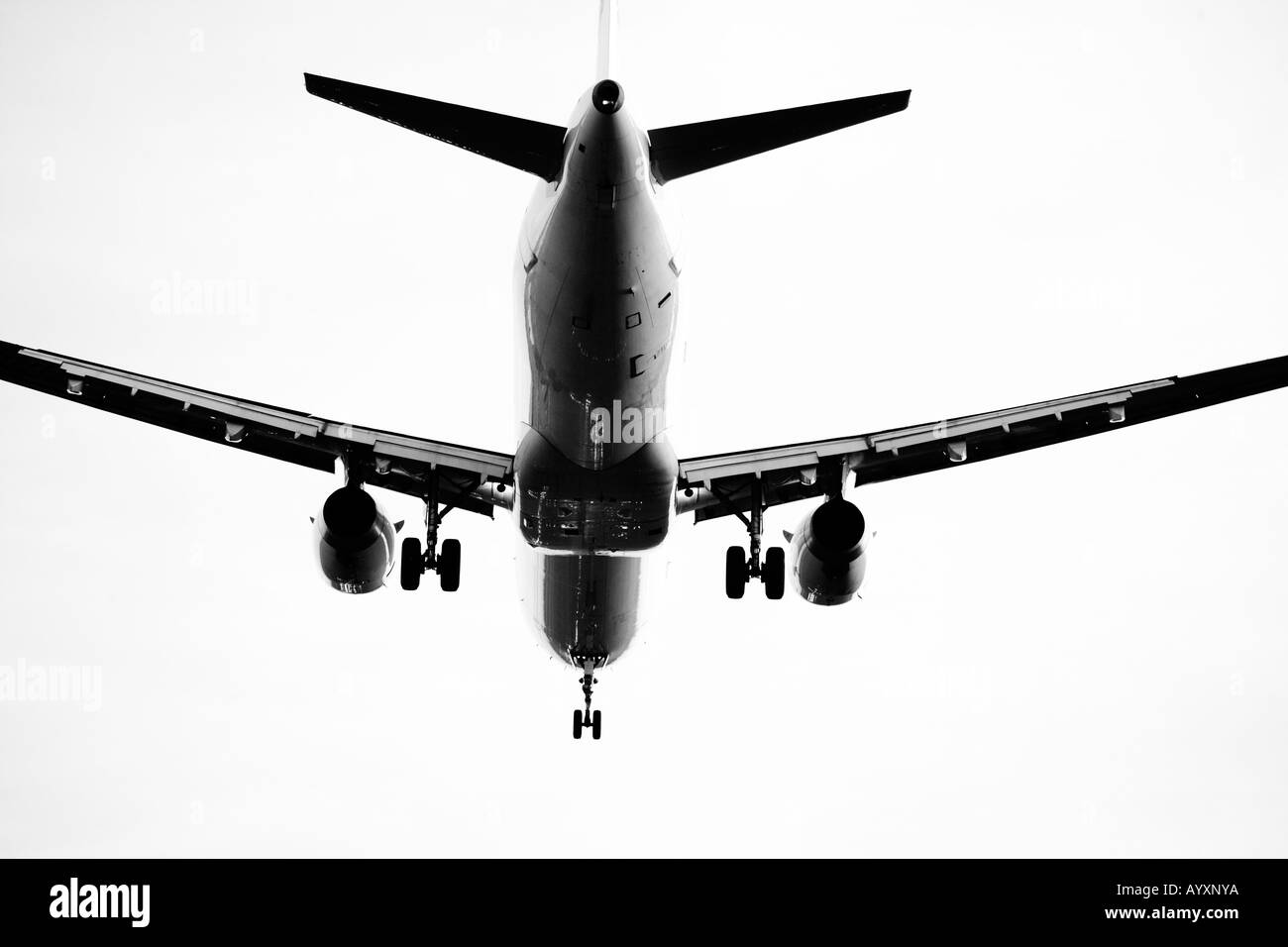 Un paesaggio formato immagine presa da sotto un getto di aeromobili con landing gear down sull approccio finale a terra alla Aberdeen. Foto Stock