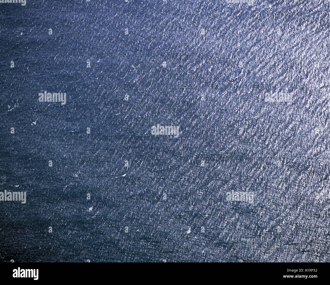Kleine in Wellen, Belgium.Wellen, Meer, Lichtreflexe auf Wasseroberflaeche, plakativ, Wasser silbergrau gefaerbt Foto Stock