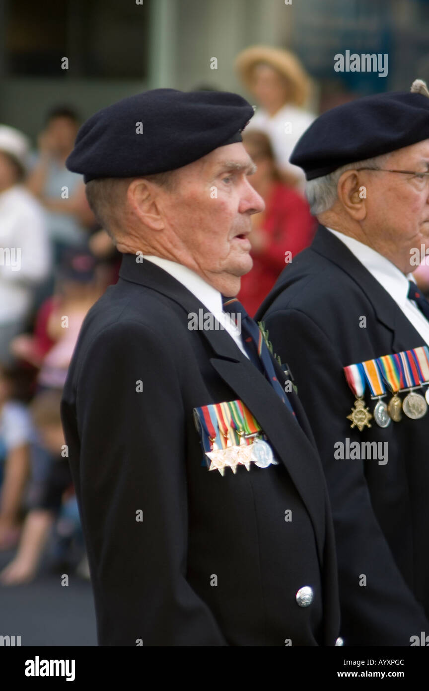 Australia Australia Nuova Zelanda Esercito ANZAC WW2 11 due veterano marching marzo parade Foto Stock