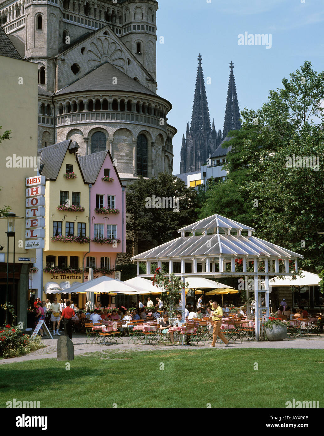 Fischmarkt, Altstadthaeuser, Strassenlokal, Kirche lordi di San Martin und Tuerme des Domes, Koeln, Rhein, Renania settentrionale-Vestfalia Foto Stock