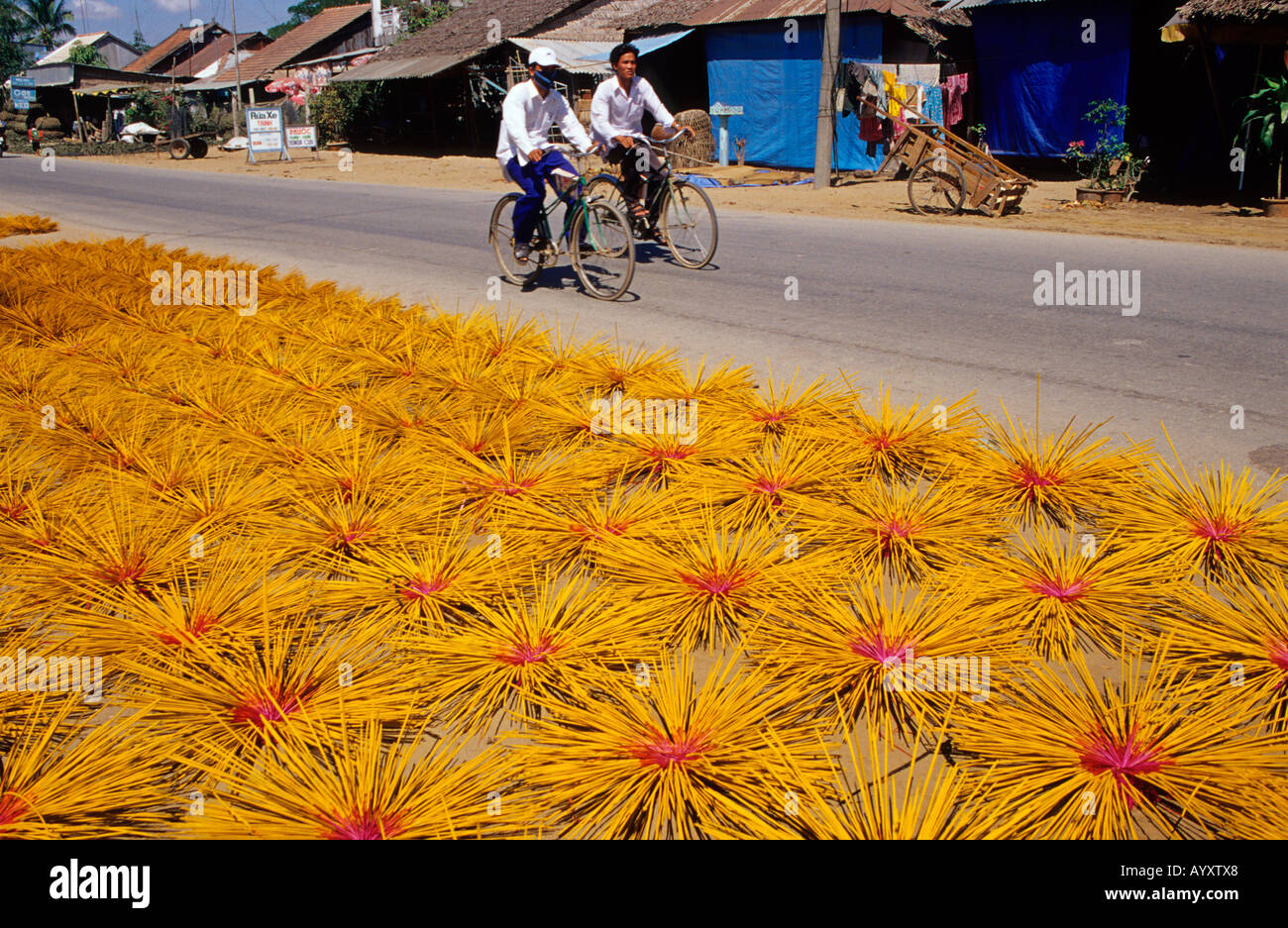 Bastoncini di incenso draying dalla strada .Long Xuyen Delta del Mekong. Il Vietnam Foto Stock