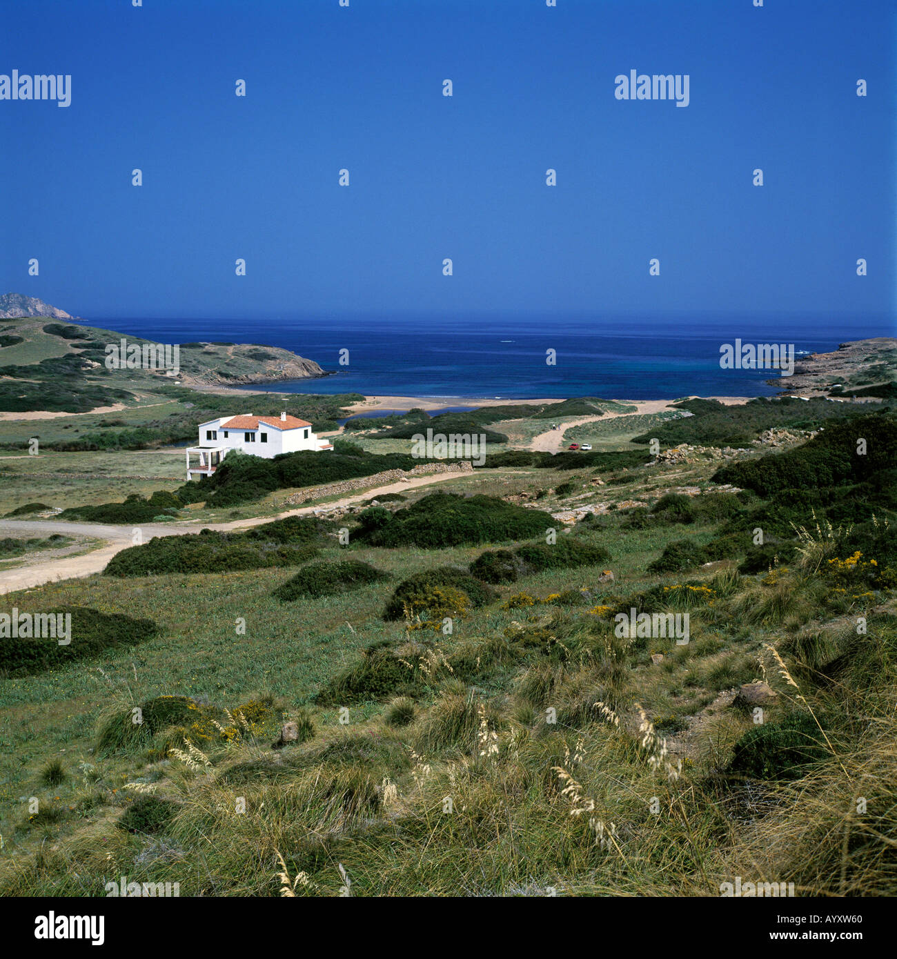 Kuestenlandschaft, Weisses Haus am Meer, Ferienhaus, freistehendes Haus, Menorca, Balearen Foto Stock