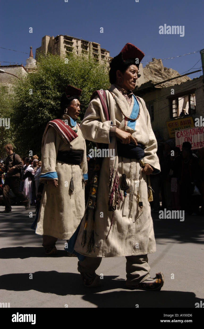 Abito tradizionale Ladakhi uomini con Leh Palace in background durante il festival di Ladakh Leh Ladakh India Foto Stock