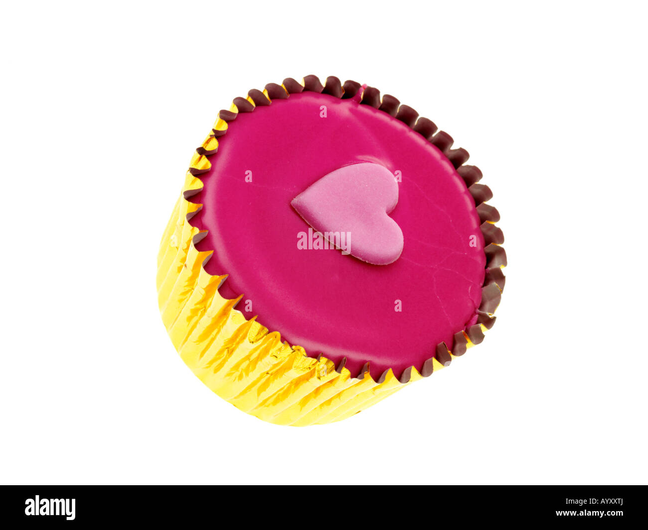 Singoli decorate Iced Valentines amore tortine isolata contro uno sfondo bianco con un tracciato di ritaglio e nessun popolo Foto Stock