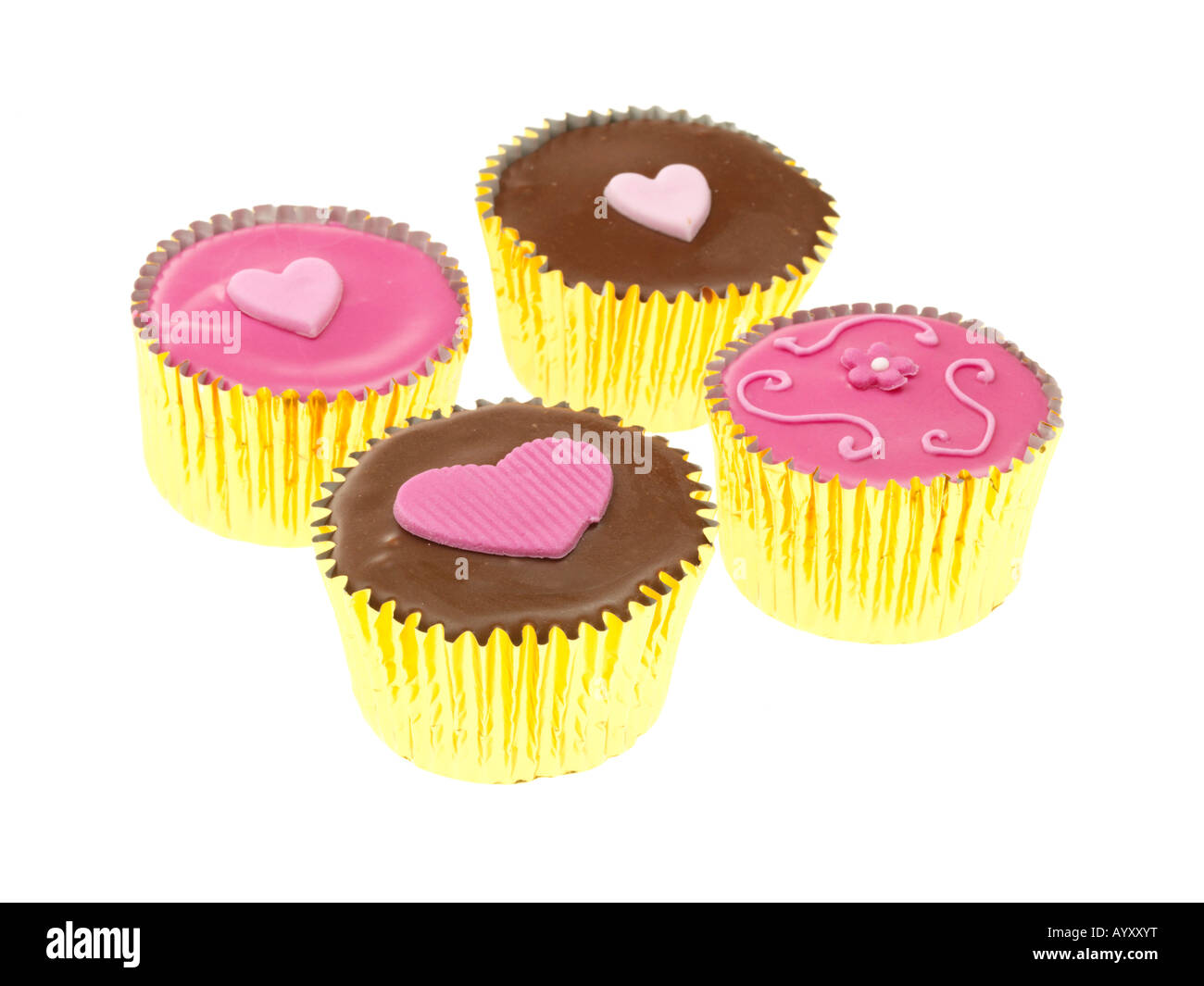 Singoli decorate Iced Valentines amore tortine isolata contro uno sfondo bianco con un tracciato di ritaglio e nessun popolo Foto Stock