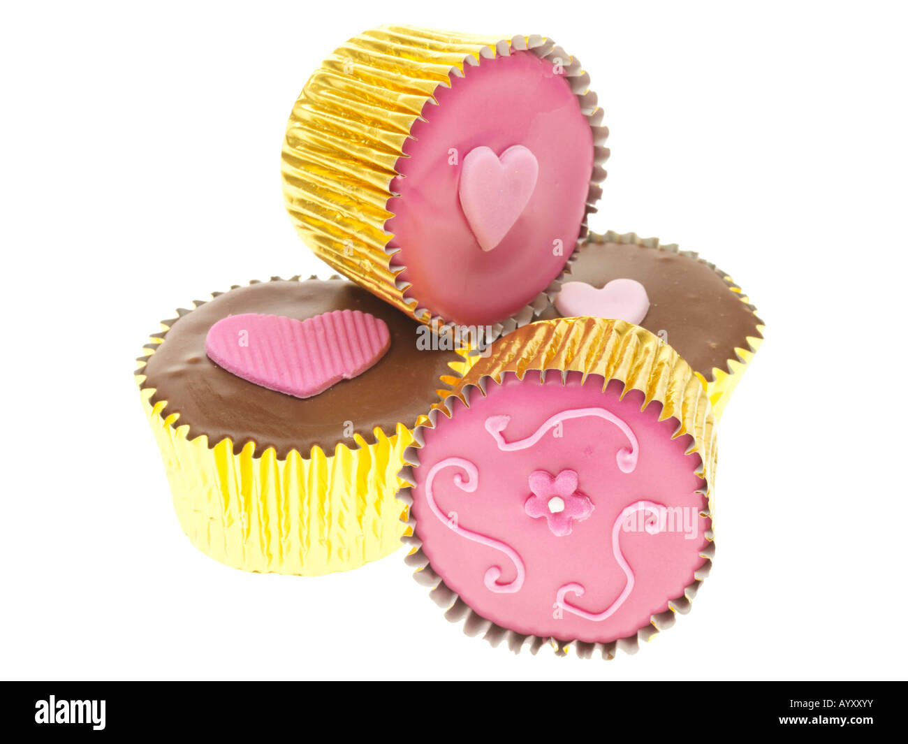 Singoli decorate Iced Valentines amore tortine isolata contro uno sfondo bianco con un tracciato di ritaglio e nessun popolo Foto Stock