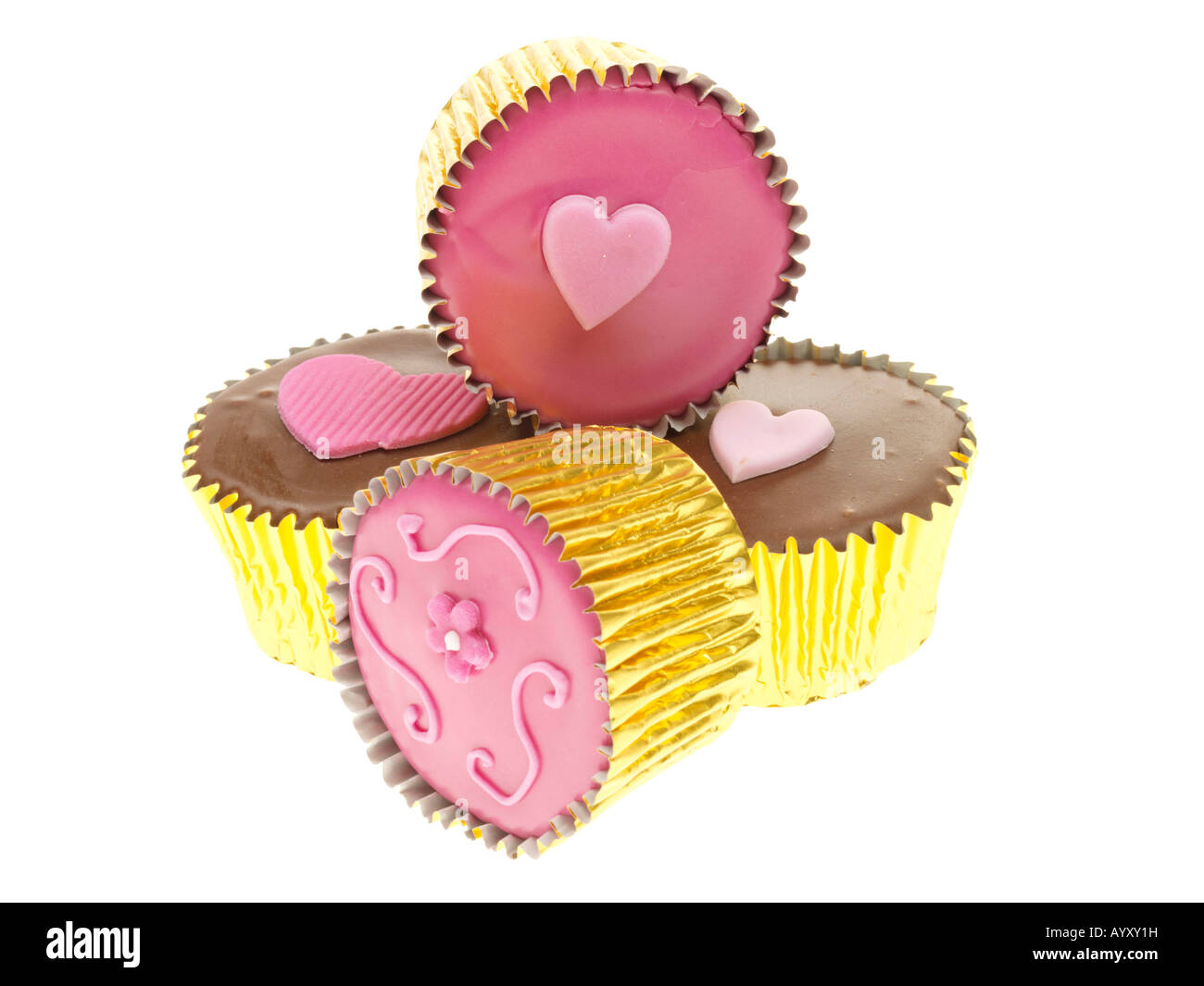 Singoli decorate Iced Valentines amore tortine isolata contro uno sfondo bianco con un tracciato di ritaglio e nessun popolo Foto Stock