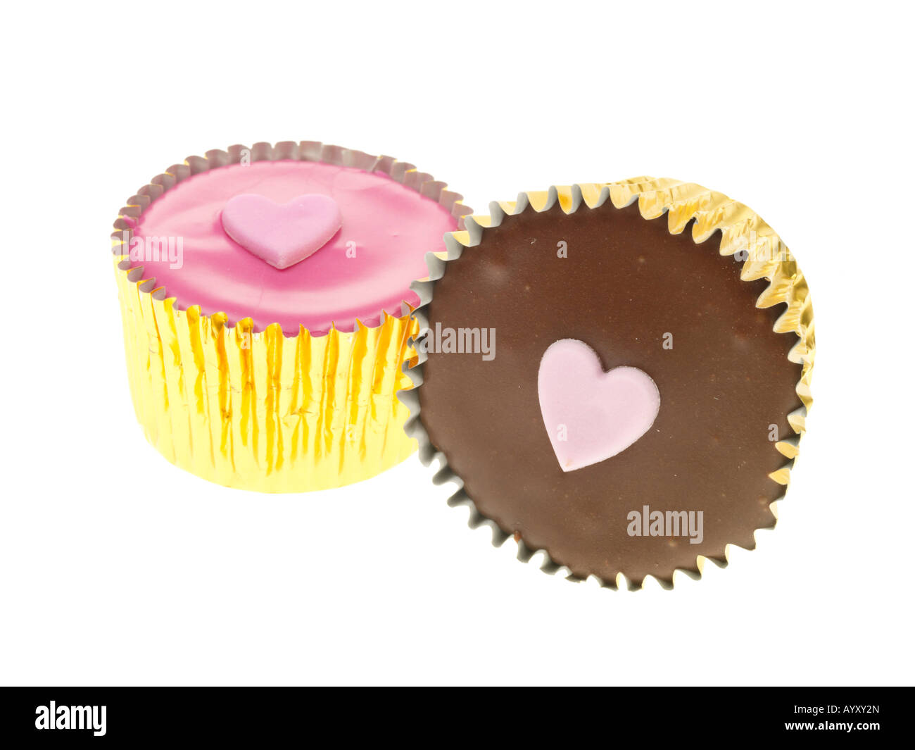 Singoli decorate Iced Valentines amore tortine isolata contro uno sfondo bianco con un tracciato di ritaglio e nessun popolo Foto Stock