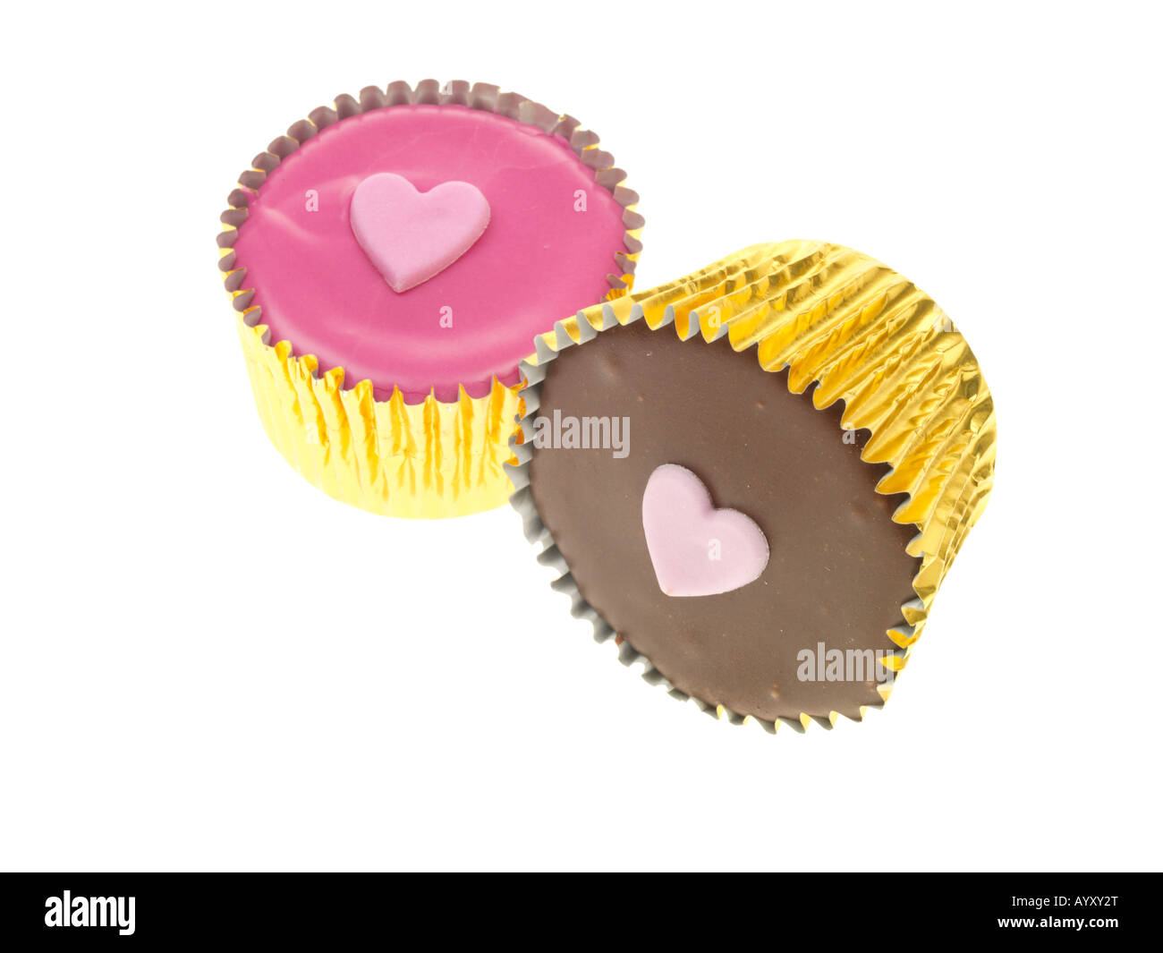 Singoli decorate Iced Valentines amore tortine isolata contro uno sfondo bianco con un tracciato di ritaglio e nessun popolo Foto Stock