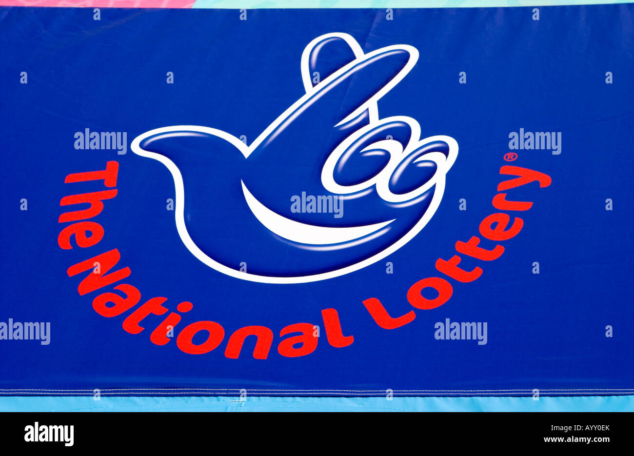 La Lotteria Nazionale segno sul lato di una tenda promozionale, Manchester Foto Stock