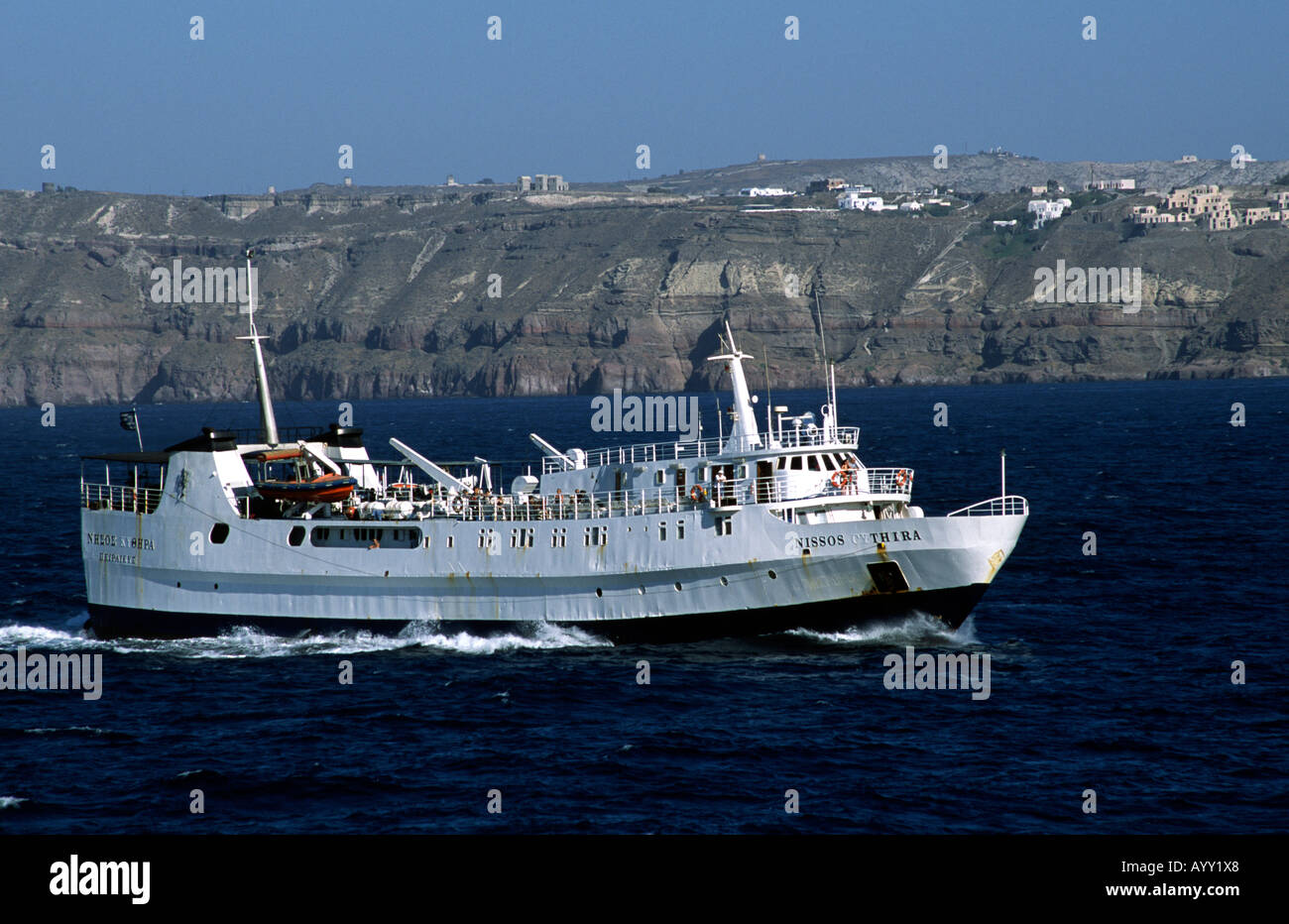 Traghetti locali Nissos Thira uscire Santorini in Grecia Foto Stock