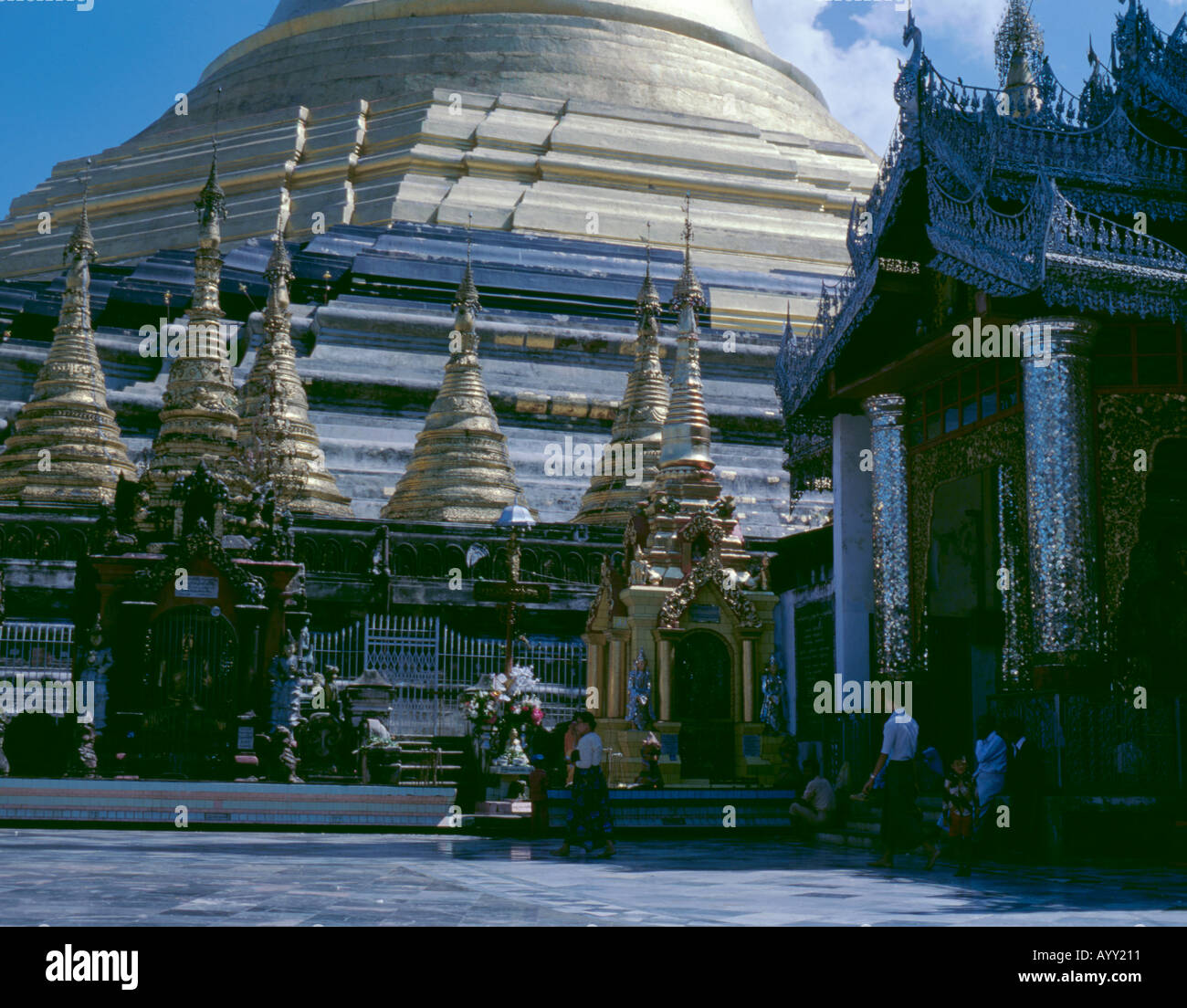 Santuari alla base dei principali stupa pagoda swedagon complessa, Rangoon, myanmar, asia. Foto Stock